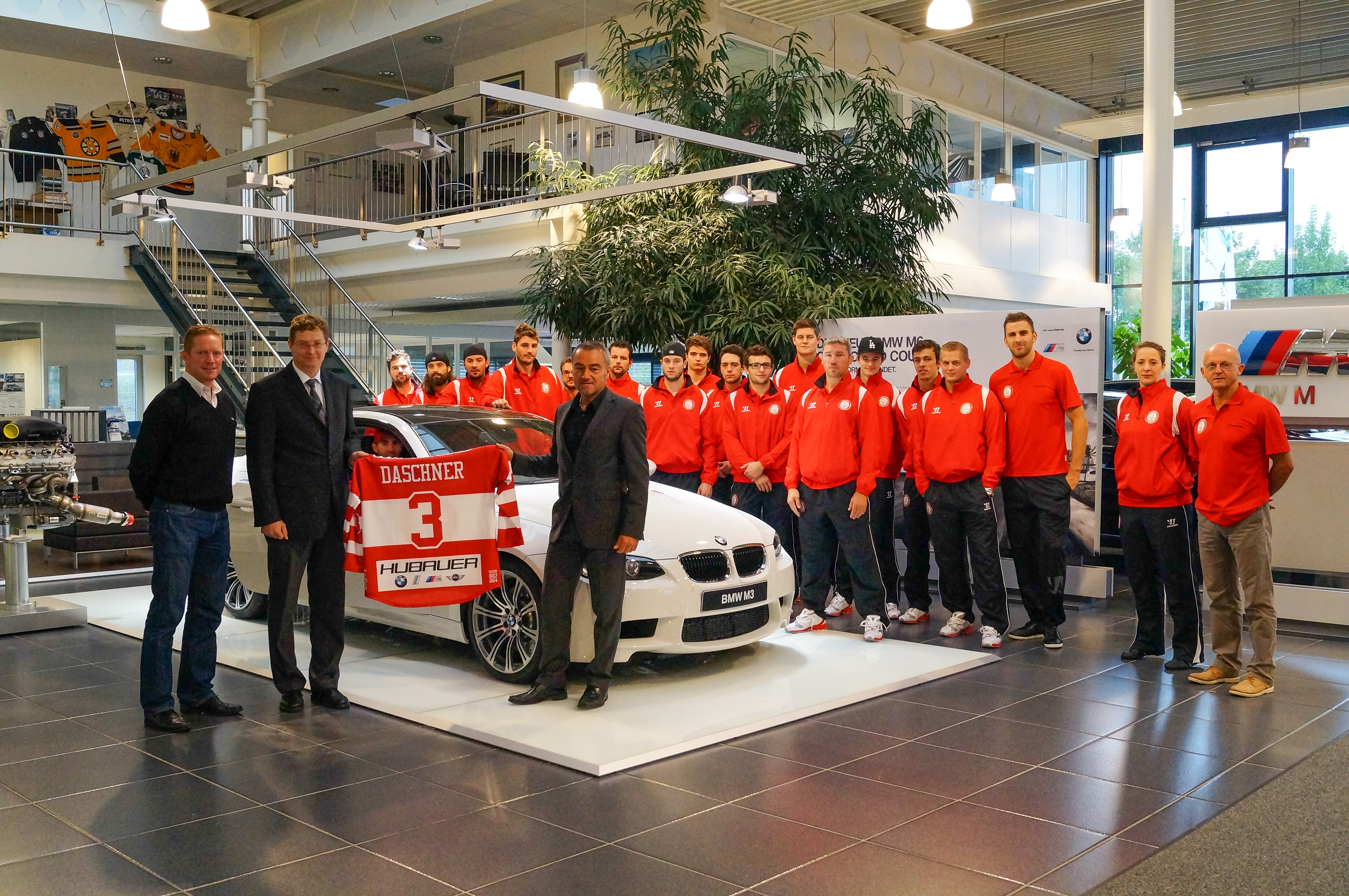 Trikotpräsentation Im Autohaus Hubauer - Team Des EVL Zu Gast Beim ...